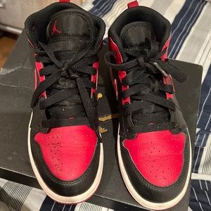 Black & red Jordan 1’s kids size 2 good condition box not included